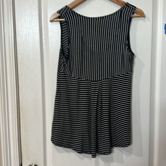 W5 sz S black, and white striped Hilow hem sleeveless top - Picture 5 of 6
